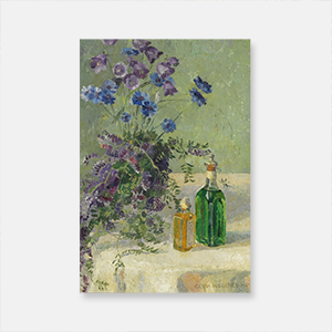 게르다 베게너 - 파란색 꽃과 탁자 위에 병 두 개가 있는 정물